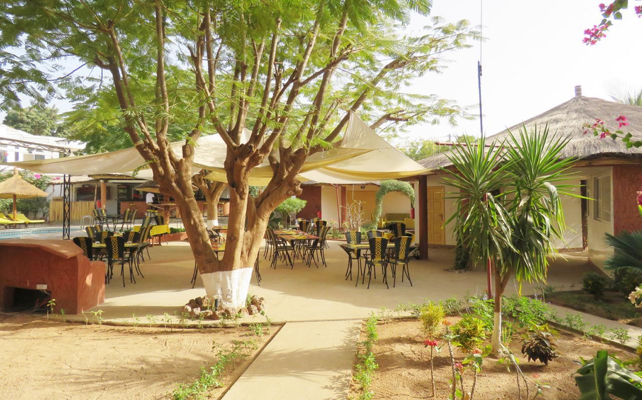 Le Lion Dort Hotel Somone Buitenkant foto