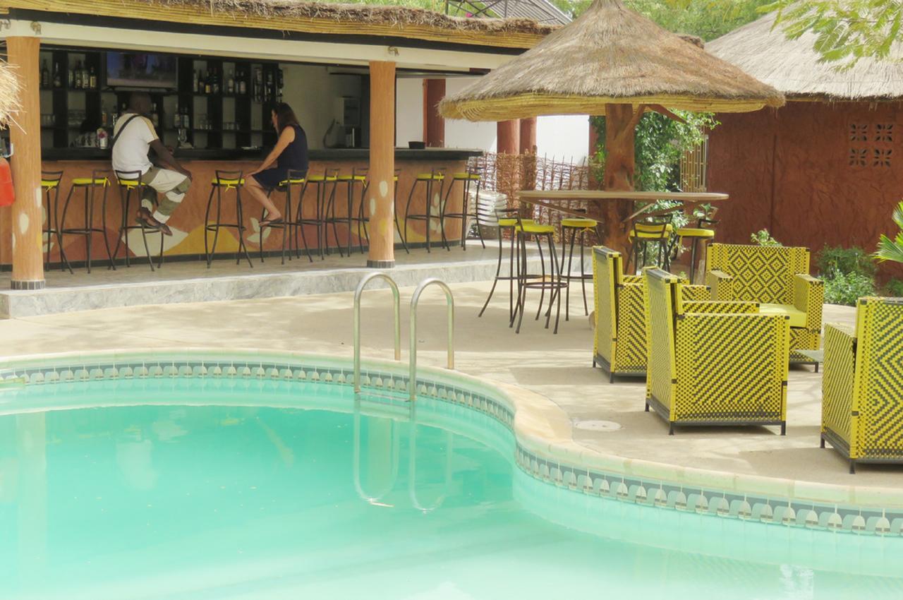 Le Lion Dort Hotel Somone Buitenkant foto
