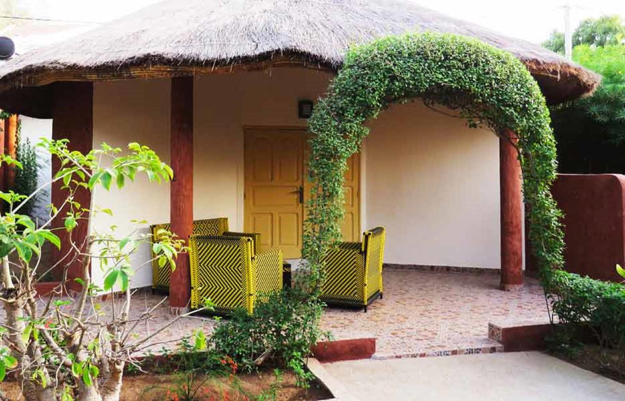 Le Lion Dort Hotel Somone Buitenkant foto