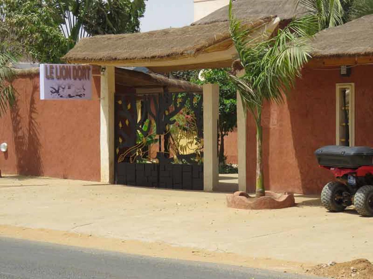 Le Lion Dort Hotel Somone Buitenkant foto