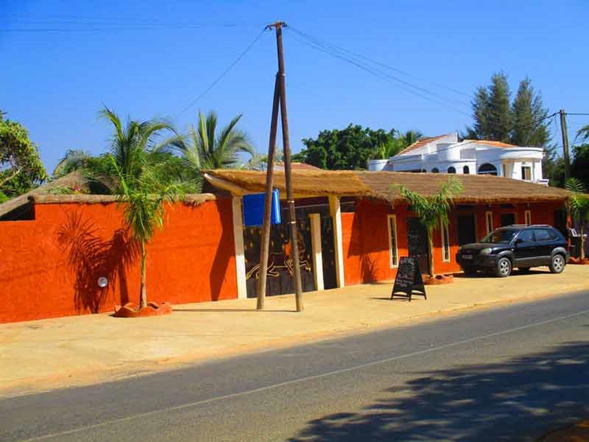 Le Lion Dort Hotel Somone Buitenkant foto