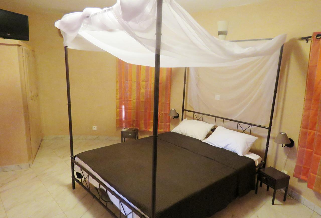 Le Lion Dort Hotel Somone Buitenkant foto