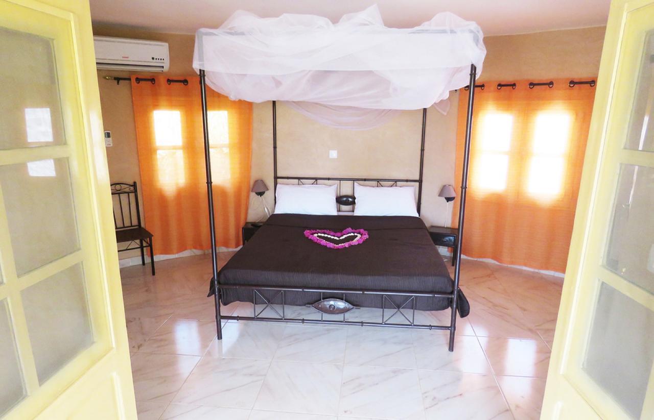 Le Lion Dort Hotel Somone Buitenkant foto